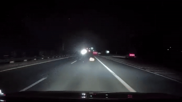 Tong vao goi hang chua hon da tren cao toc, oto hu hong hinh anh