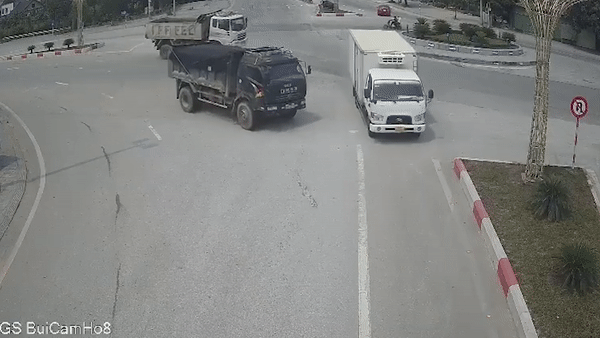 Xe ben tông ôtô tải đang sang đường - Xã hội - ZNEWS.VN 