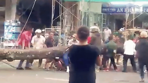 Cay do de mot phu nu, nguoi dan xum lai giai cuu hinh anh