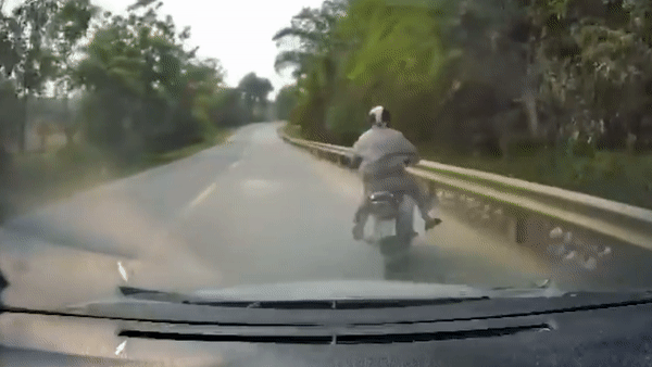 Thieu quan sat khi vuot, tai xe xe may va vao dau oto hinh anh