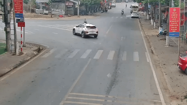 Tai xe xe may bi oto tong lon nhao khi qua nga 3 hinh anh