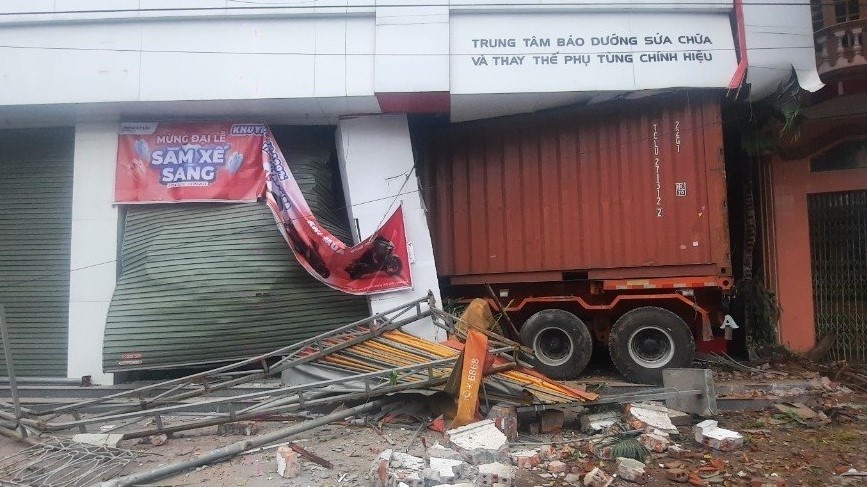 Xe container lao vao cua hang xe may hinh anh