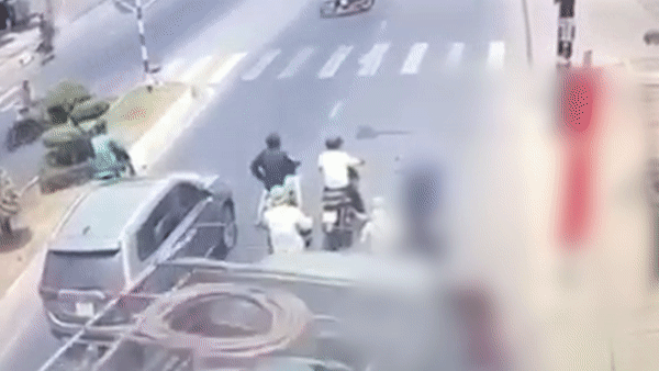 Xe tai tong vao 7 xe may dang dung den do hinh anh