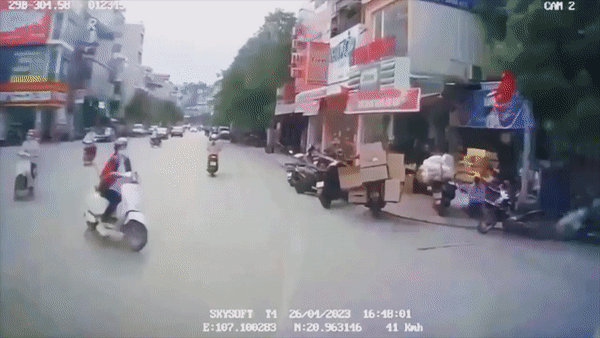 Tranh xe tat dau, tai xe oto lao vao cua hang ven duong hinh anh