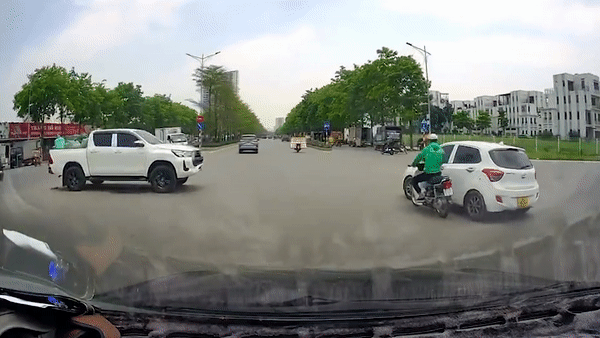 Tai xe oto va xe may chen ep nhau tren duong hinh anh