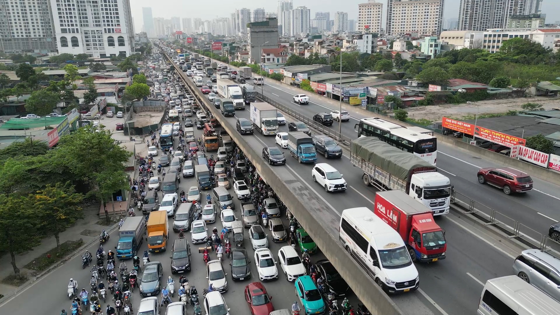 Hang nghin phuong tien chen chuc roi Ha Noi truoc le 30/4 hinh anh
