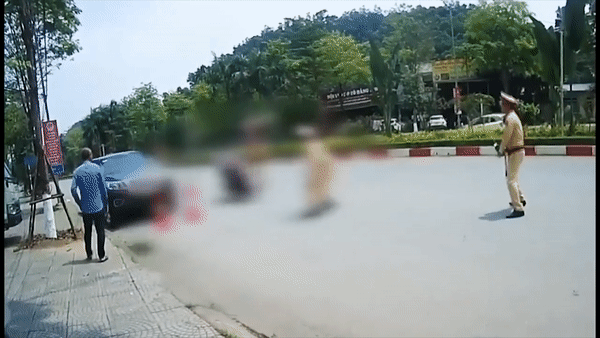 Nam thanh nien lao xe vao canh sat giao thong hinh anh