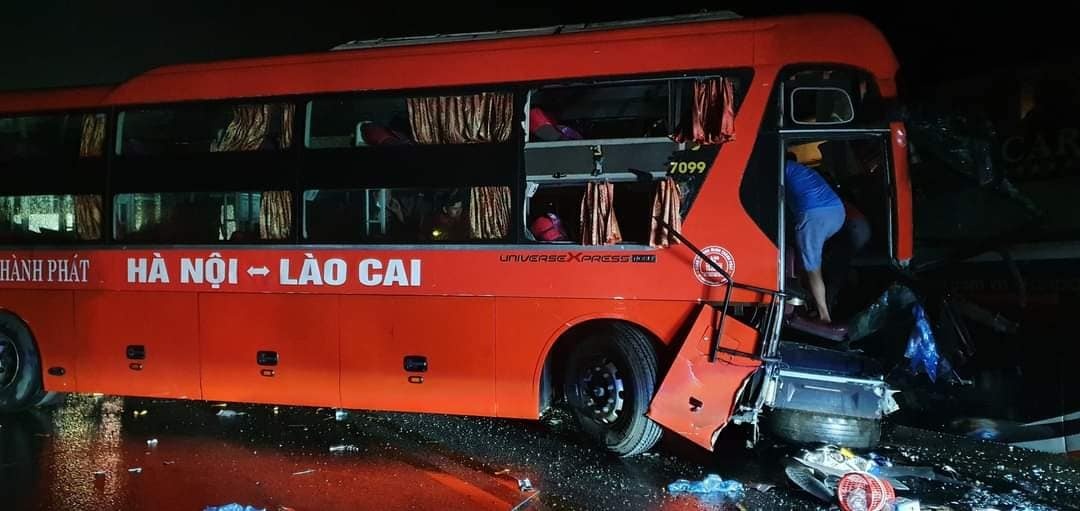 Xe khach tong nhau tren cao toc, 1 nguoi chet, nhieu nguoi bi thuong hinh anh