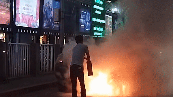 Xe ban tai boc chay giua duong hinh anh