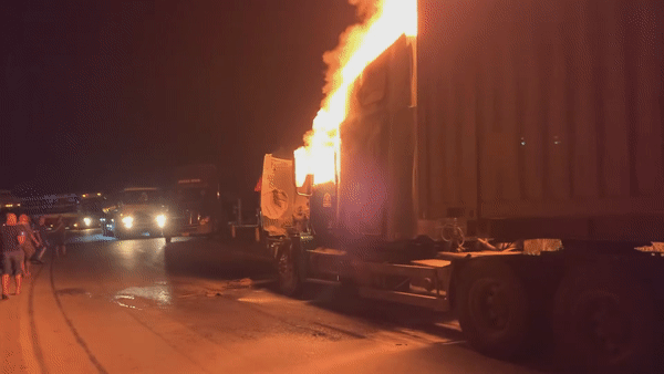 Xe container bat ngo boc chay khi dang chay tren quoc lo hinh anh