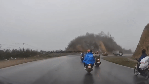 Hang loat xe may nga nhao tren deo Da Trang hinh anh