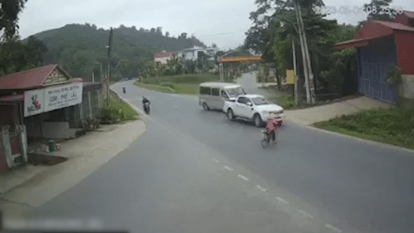 Tranh nguoi phu nu dap xe sang duong, oto gap nan hinh anh