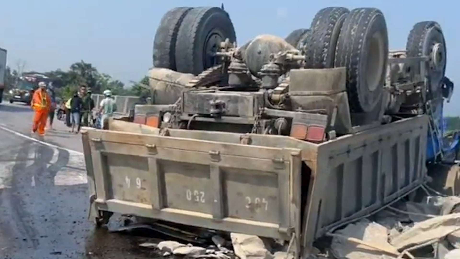 Hien truong vu no lop xe tai tren cao toc La Son - Tuy Loan hinh anh