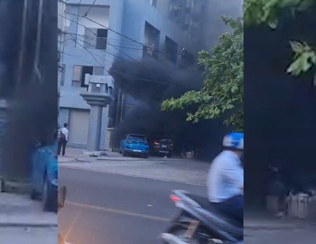 Chay may phat dien chung cu: Nhieu nguoi ket trong thang may hinh anh