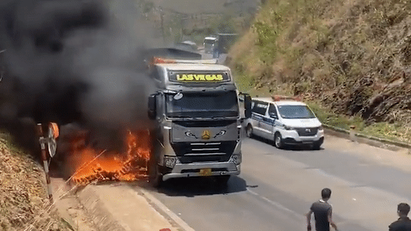 Ngon lua ngun ngut tu xe cho than boc chay hinh anh