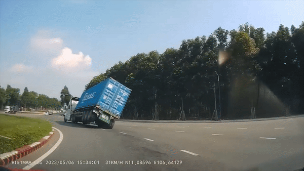 Khoanh khac xe container lat khi om cua hinh anh