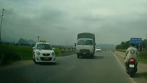 Xe tai phanh chay lop de tranh taxi hinh anh