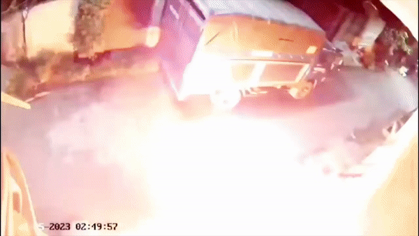 4 nguoi nem bom xang, dap pha oto giua khuya hinh anh