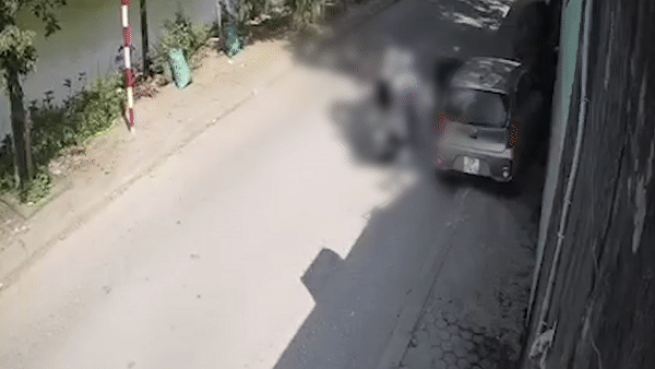 Oto mo cua thieu quan sat, mot nguoi tu vong hinh anh