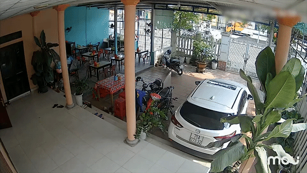 Oto tong xe dap dien roi lao thang vao nha dan hinh anh