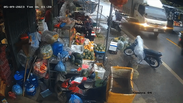 Hai xe tai lao vao nhau khi qua doan duong hep hinh anh