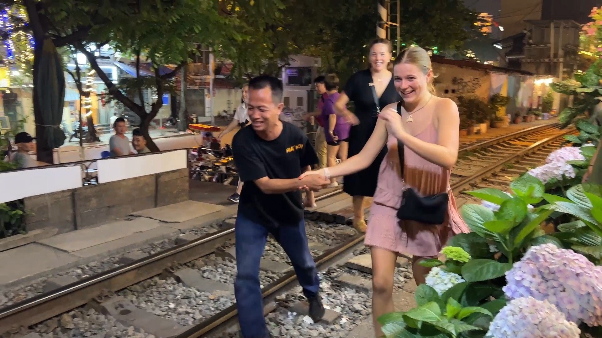 Khach Tay vao pho ca phe duong tau qua loi di bi mat hinh anh