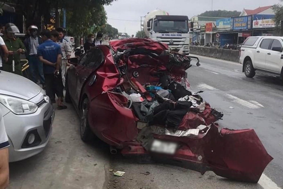 Oto Mazda 3 bi xe tai tong nat khi dung den do hinh anh
