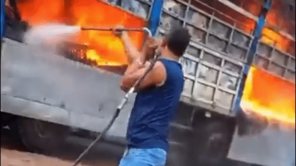 Xe tai boc chay ngun ngut giua pho hinh anh