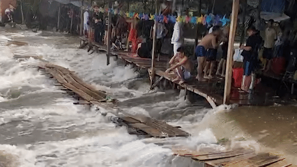 Khach di choi suoi hoang loan vi nuoc dau nguon do ve qua nhanh hinh anh