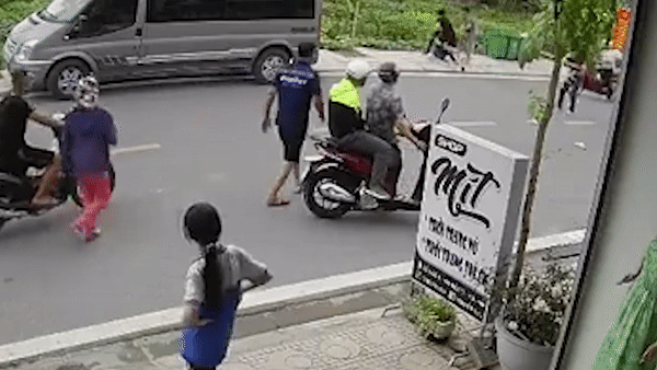 Nguoi phu nu bi hanh hung sau va cham giao thong hinh anh