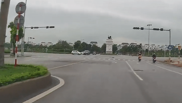 Oto nat dau sau cu va cham manh hinh anh