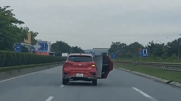 Oto mo cua xe khi dang chay hinh anh