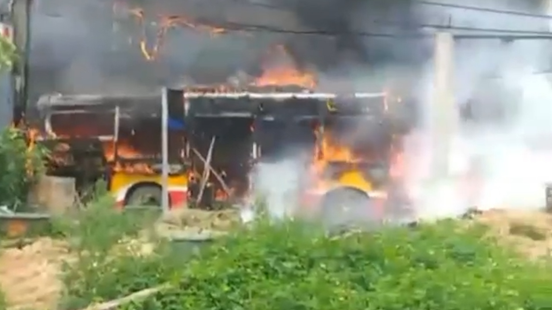 Xe buyt boc chay ngun ngut tren duong hinh anh