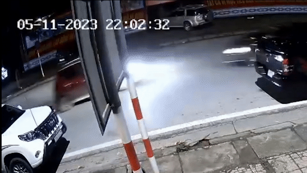 Hai oto bep nat dau sau khi lao thang vao nhau hinh anh