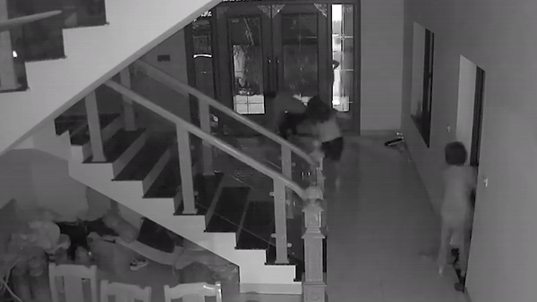 Ca gia dinh lao vao bat trom nhung bat thanh hinh anh