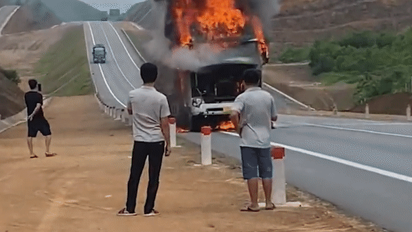 Xe container boc chay du doi tren cao toc hinh anh