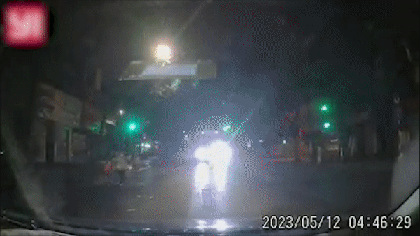 Xe khach di nguoc chieu tren pho Hue hinh anh