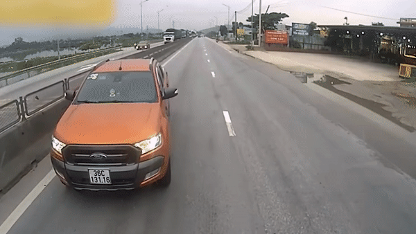 Xe ban tai ngang nhien di nguoc chieu tren quoc lo 1 hinh anh