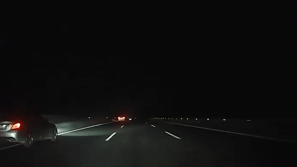 Mat lai, tai xe oto suyt gay tai nan tren cao toc hinh anh