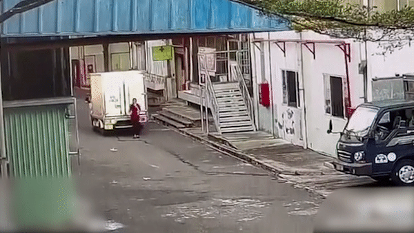 Xe tai lui, cuon nguoi phu nu vao gam hinh anh