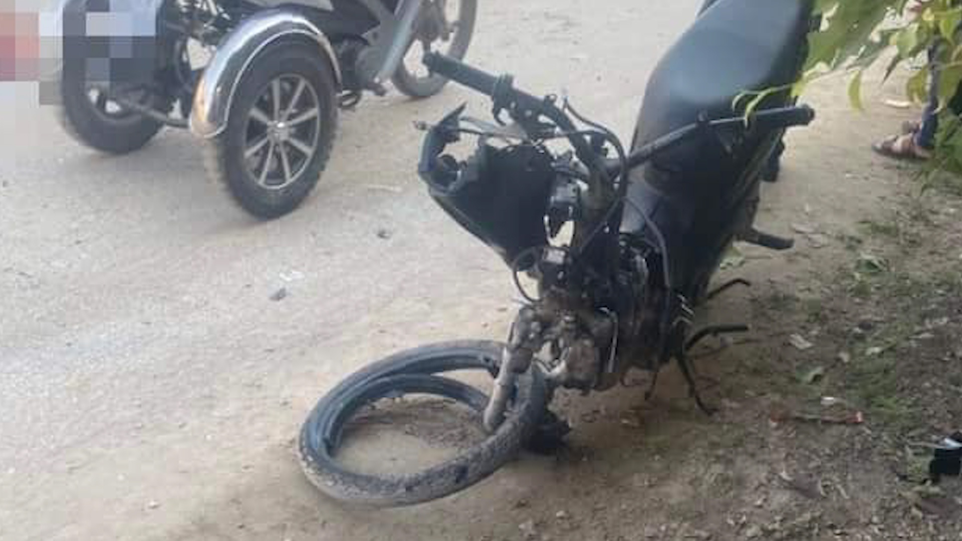 Tai xe xe may dien phong nhanh gay tai nan nghiem trong hinh anh