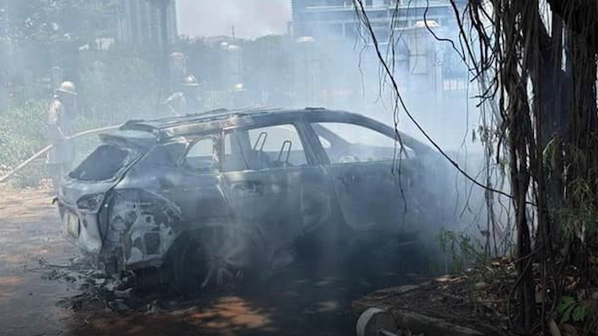 Oto chay rui giua trua nang nong hinh anh