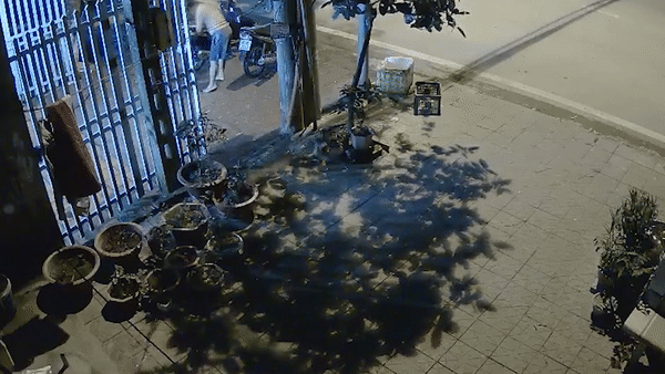 Nguoi dan ong bi dien giat khi rua xe hinh anh