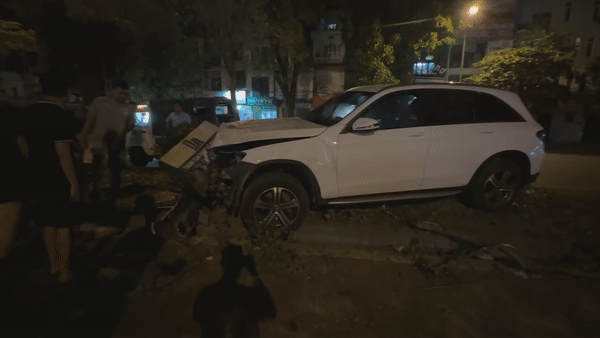 Oto nat dau sau khi lao vao dai phan cach hinh anh