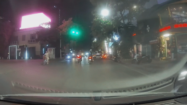 Thanh nien kep 3 vuot chot 141 lao vao oto hinh anh