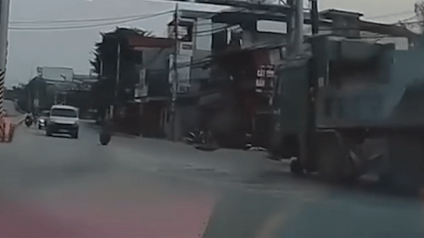 Xe tai dang chay tren duong bat ngo rung banh hinh anh