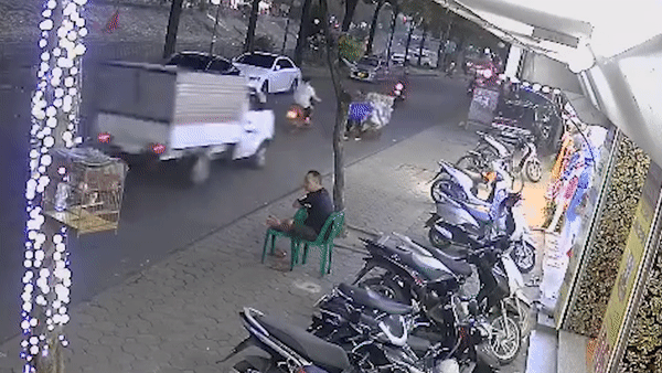 Nguoi phu nu ban hang rong bi xe tai tong hinh anh