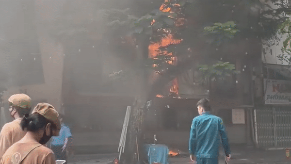 Quan ca phe Phe La o pho co boc chay hinh anh