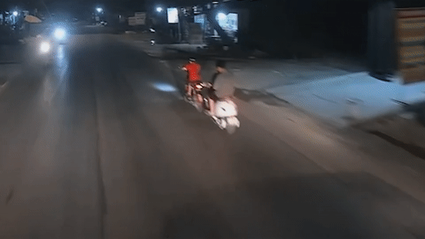 Thot tim khi xe may dien nga truoc dau oto tai hinh anh