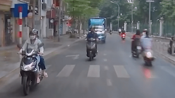 Phong nhanh, co gai nga truoc dau xe tai hinh anh